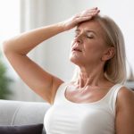 CBD et ménopause : effets potentiels sur les bouffées de chaleur, le sommeil et l’humeur